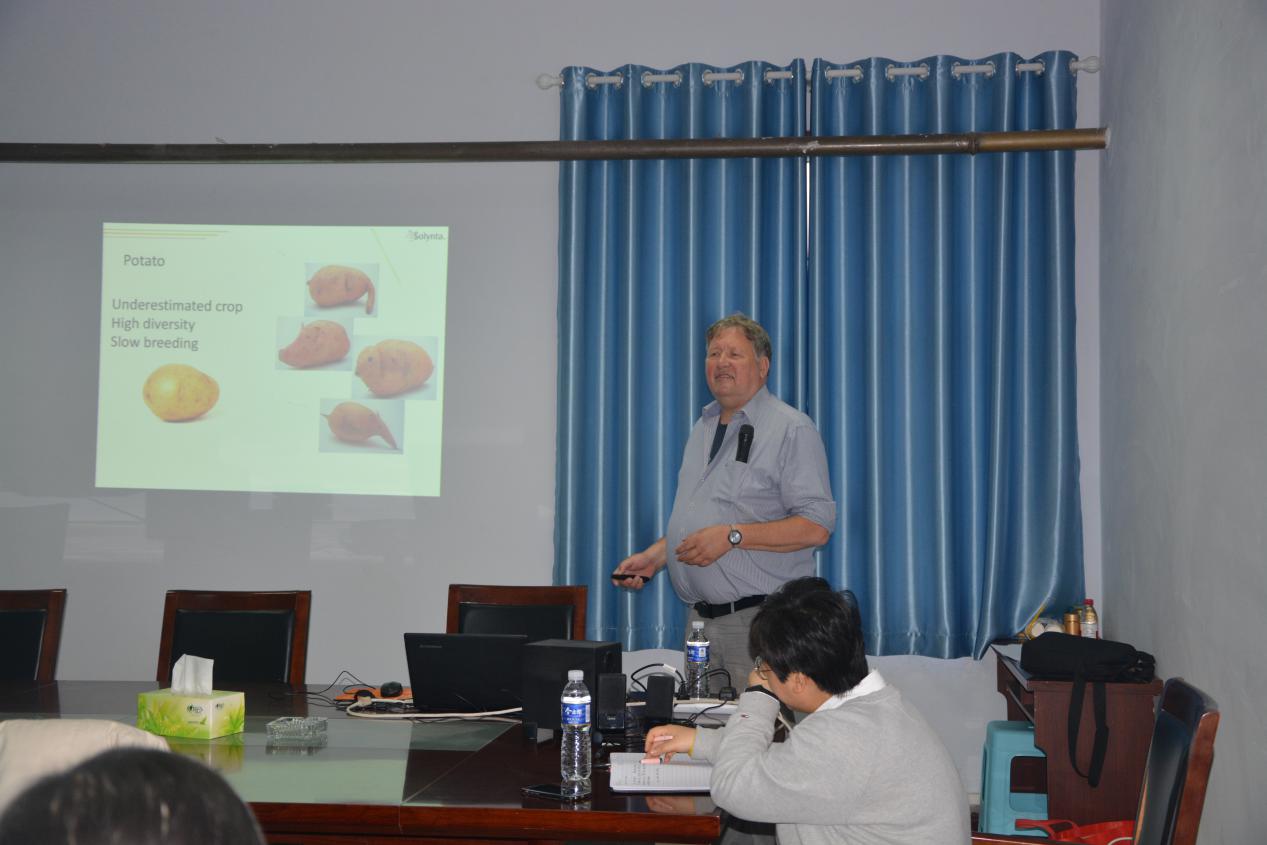 荷兰瓦赫宁根大学高级研究员Sjaak van Heusden应邀为色漫天堂
师生作报告